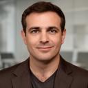Cliente corporativo en una sala de reuniones con fondo neutro