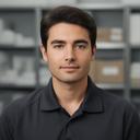 Responsable de servicios de limpieza con uniforme oscuro en un depósito ordenado